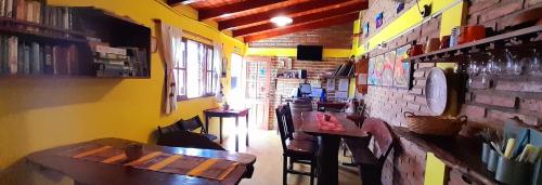 een restaurant met een tafel en stoelen in een kamer bij Hostal del Suri in Cafayate