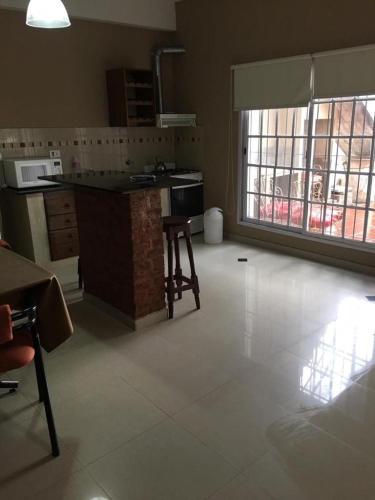 cocina con encimera y mesa en una habitación en Casa zona playa Necochea en Necochea