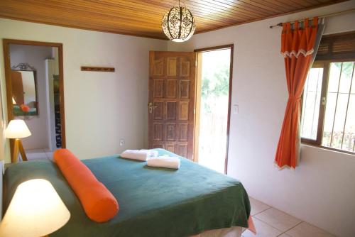 - une chambre avec un lit et 2 serviettes dans l'établissement Casa em Friburgo com piscina lareira suíte & quarto, à Nova Friburgo