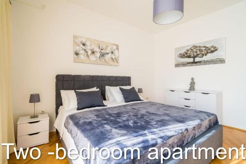 Cet appartement de 2 chambres comprend un grand lit dans une pièce. dans l'établissement Apartments Budman, à Dubrovnik