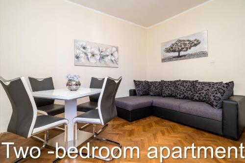 een woonkamer met een bank en een tafel bij Apartments Budman in Dubrovnik