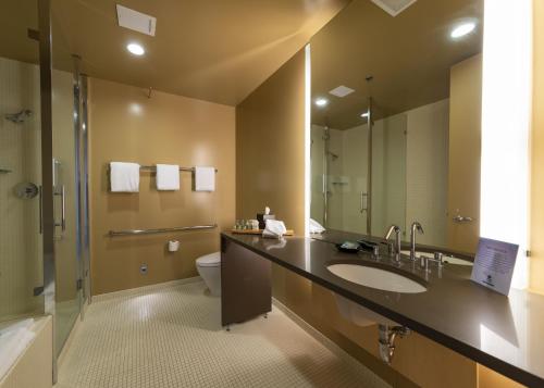 een badkamer met een wastafel, een toilet en een spiegel bij Coeur D'Alene Casino Resort Hotel in Worley