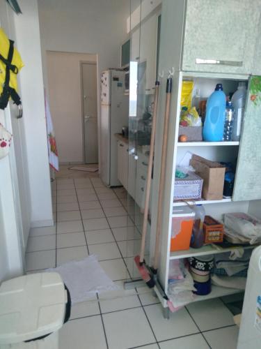 eine Küche mit einer offenen Tür zu einem Kühlschrank in der Unterkunft HELBOR ATLANTIS (PÉ NA AREIA) in Bertioga