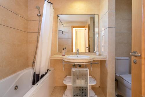 uma casa de banho com um lavatório, um WC e uma banheira em Apartmento en Torrox Costa em Torrox Costa