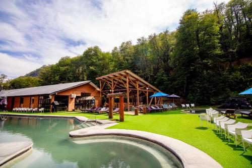 een resort met een zwembad en een gebouw bij Hotel Nevados de Chillan in Nevados de Chillan