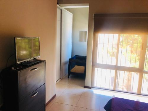 Μια τηλεόραση ή/και κέντρο ψυχαγωγίας στο Hermoso Duplex c/Pileta y Cochera en Consorcio Privado Saavedra