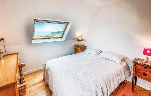 une chambre avec un lit blanc et une fenêtre dans l'établissement Cozy Home In Plouarzel, à Plouarzel