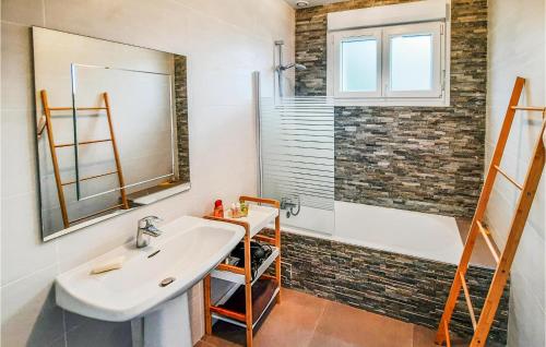 a bathroom with a sink and a shower at Awesome Home In Plouarzel With House Sea View in Plouarzel