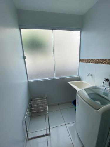 a small bathroom with a toilet and a sink at Apartamento no bairro universitário in Caruaru