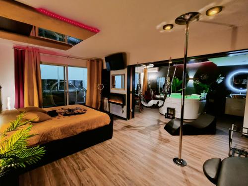 - une chambre avec un lit et une chambre avec une baignoire dans l'établissement La loveroom bdsm de Nice " la chambre luxe des désirs ", à Nice