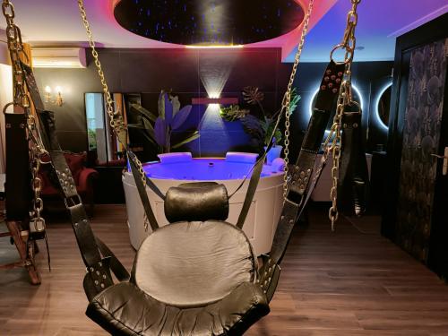 Fotografie z fotogalerie ubytování La loveroom bdsm de Nice " la chambre luxe des désirs " v Nice
