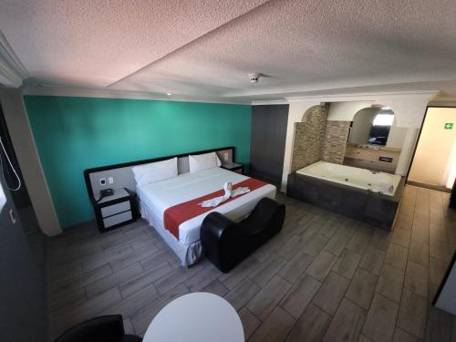 Habitación de hotel con cama y bañera en Real La Viga Motel en Ciudad de México