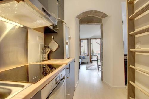 une cuisine avec un évier et un plan de travail dans l'établissement Le Canal - Nice Studio on the Venice of the Alps, à Annecy