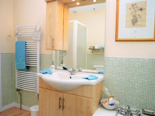 een badkamer met een wastafel en een spiegel bij Arakhova in Kirkcudbright