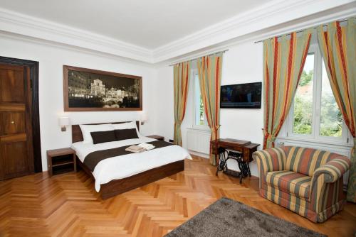 un dormitorio con una cama y una silla en Zois Apartments, en Liubliana