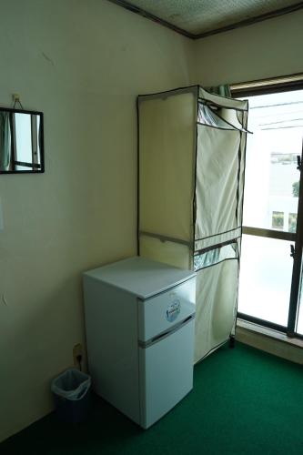una nevera blanca en una habitación con ventana en Hotel Shiosai - Vacation STAY 68131v en Uruma