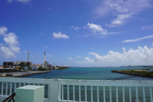 einen Balkon mit Meerblick in der Unterkunft Hotel Shiosai - Vacation STAY 68142v in Uruma