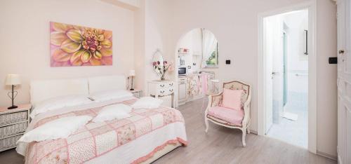 斯普利特的住宿－Beach apartment Demi，一间卧室配有一张床和一张粉红色的椅子