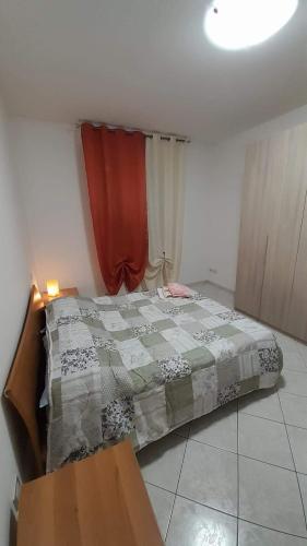 1 dormitorio con cama y cortina roja en CASA DEL BORGO, en San Venanzio