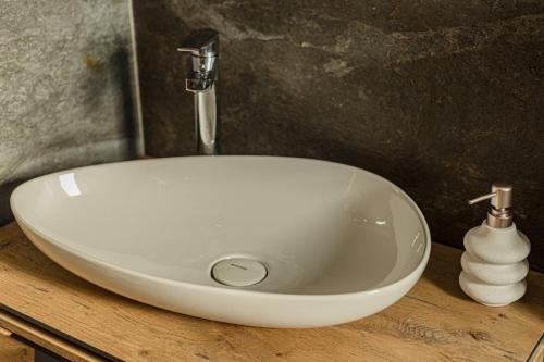 Bilik mandi di Perla Lux apartmani