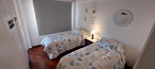 1 dormitorio con 2 camas y sofá en Apartamento centrico amueblado en Mendoza