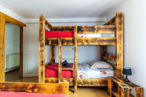 une chambre avec deux lits superposés dans l'établissement Gite de la voie verte gitesdes2vallees, à Cornimont