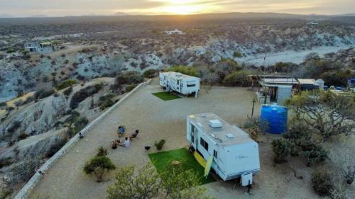 una vista aérea de una caravana y un remolque en Alaia Surf Lodge, en San José del Cabo