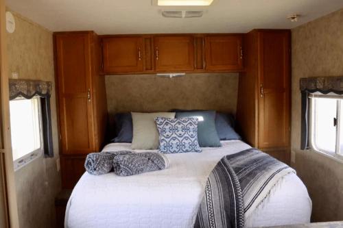una cama en la parte trasera de una caravana en Alaia Surf Lodge, en San José del Cabo