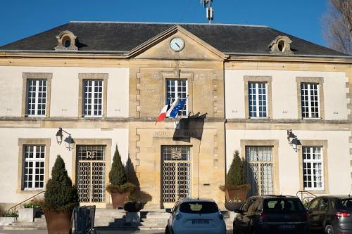 a building with cars parked in front of it at Studio Ouistreham entre centre-ville et plages in Ouistreham