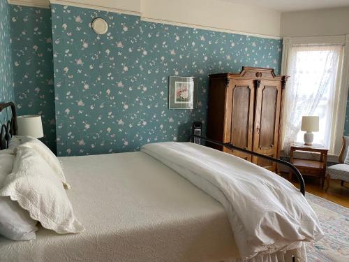 Ένα ή περισσότερα κρεβάτια σε δωμάτιο στο Gable House Bed and Breakfast Inn