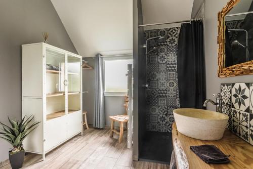 ein Bad mit einer großen Badewanne in einem Zimmer in der Unterkunft Gîte La Boulangerie de La Trigalle avec SPA privé in Valognes