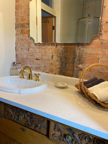 Ένα μπάνιο στο Gable House Bed and Breakfast Inn