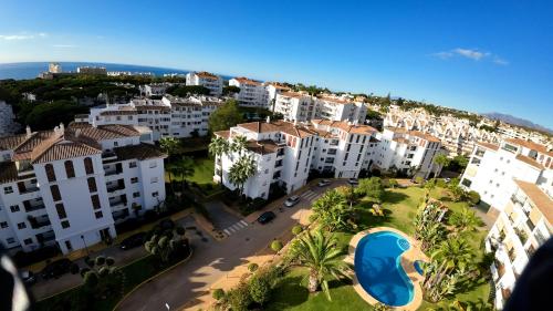 una vista aérea de una ciudad con edificios blancos en Gran Calahonda Beach near Marbella, en Málaga