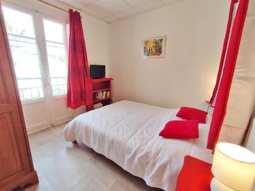 A bed or beds in a room at Les 3 renards, T2 bis, parking, centre Luchon, casier à skis, 4 personnes