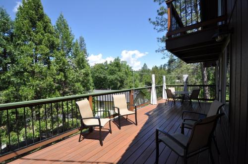 d'un balcon avec des chaises et des tables. dans l'établissement Bigfoot Cabin at Pine Mountain Lake, à Groveland