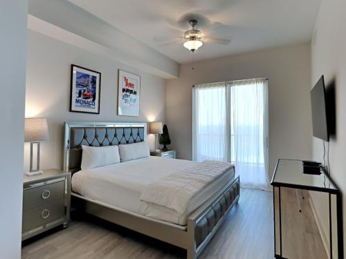 ein Schlafzimmer mit einem großen Bett und einem TV in der Unterkunft Calypso 2302 in Panama City Beach