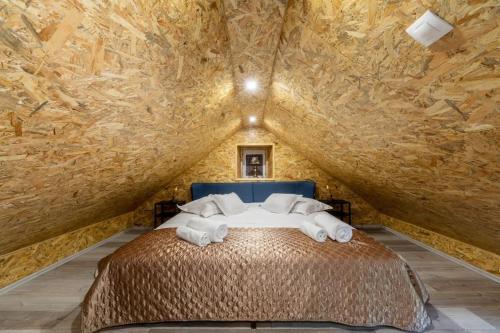 ein Schlafzimmer mit einem großen Bett in einer Steinmauer in der Unterkunft Prapatna in Smokvica