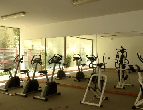 un gimnasio con un montón de bicicletas estáticas en una habitación en Dpto 2 habitaciones en Providencia, en Santiago