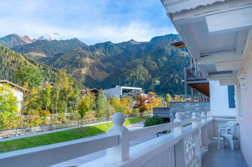 een balkon met uitzicht op de bergen bij Villa Daringer in Mayrhofen