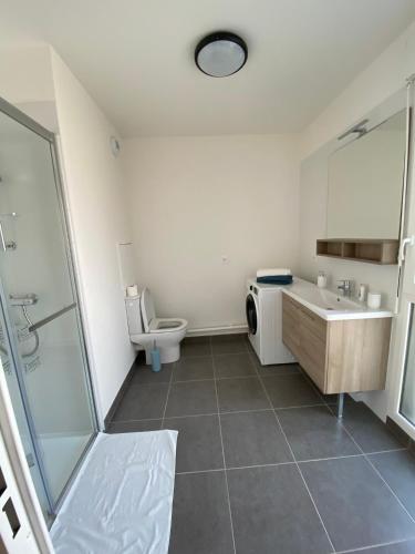 uma casa de banho com um WC, um lavatório e um chuveiro em Luxury appartement 5 Asnières Paris em Asnières-sur-Seine