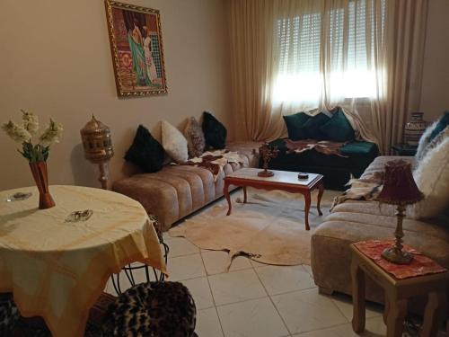a living room with a couch and a table at Appartement au Coeur de Casablanca in Casablanca