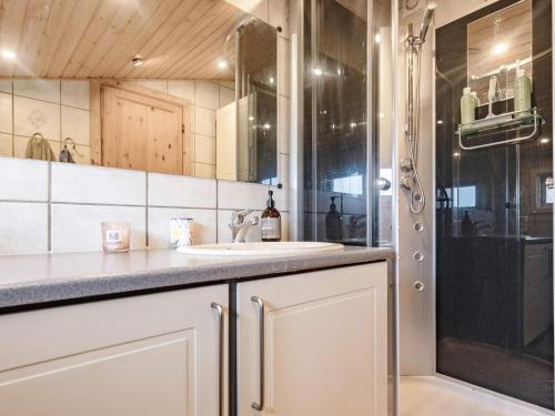 ein Bad mit einem Waschbecken und einer Dusche in der Unterkunft Holiday home Haarby IV in Brunshuse