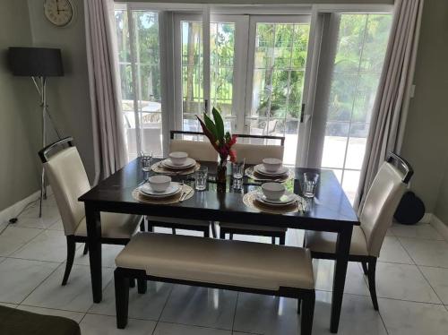 Χώρος καθιστικού στο Townhouse by The Bay, Little Bay Country Club ,Negril