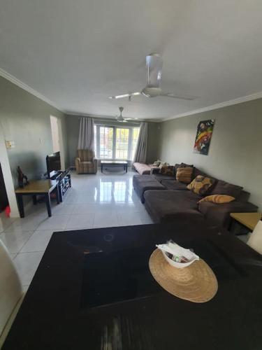Χώρος καθιστικού στο Townhouse by The Bay, Little Bay Country Club ,Negril