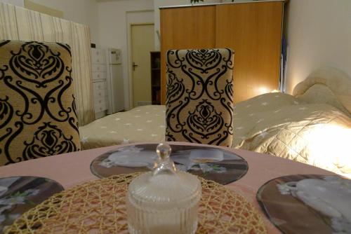 una mesa con platos en ella con dos camas en Cozy modest room for 2 or 3 persons, en Praga