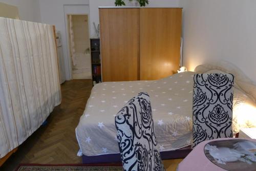 プラハにあるCozy modest room for 2 or 3 personsのベッドルーム(ベッド1台、テーブル付)