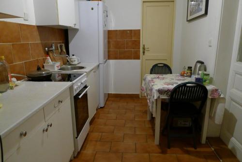 una pequeña cocina con mesa y encimera en Cozy modest room for 2 or 3 persons, en Praga