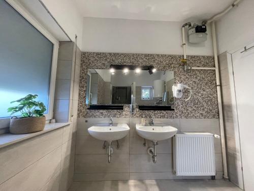 ein Badezimmer mit 2 Waschbecken und einem Spiegel in der Unterkunft Stella Boutique Rooms in Sesvete