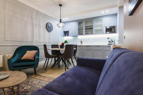 uma sala de estar com um sofá azul e uma mesa em DiVine Luxury Apartment Blue em Zadar