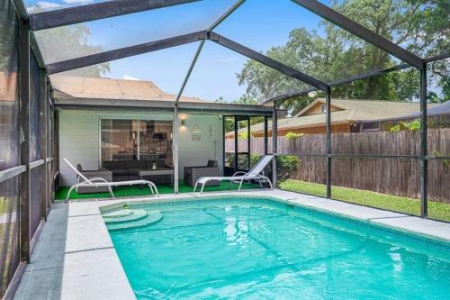 Πισίνα στο ή κοντά στο Stunning Heated Pool House Close to Tampa